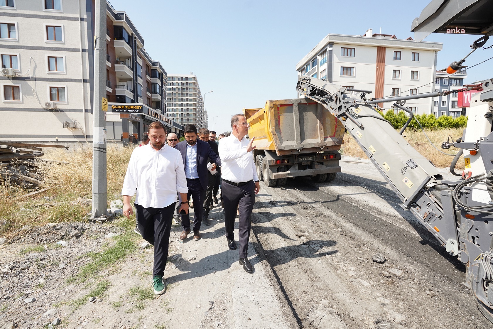 Beylikdüzü Belediye Başkanı Çalık, asfaltlama çalışmalarını yerinde inceledi