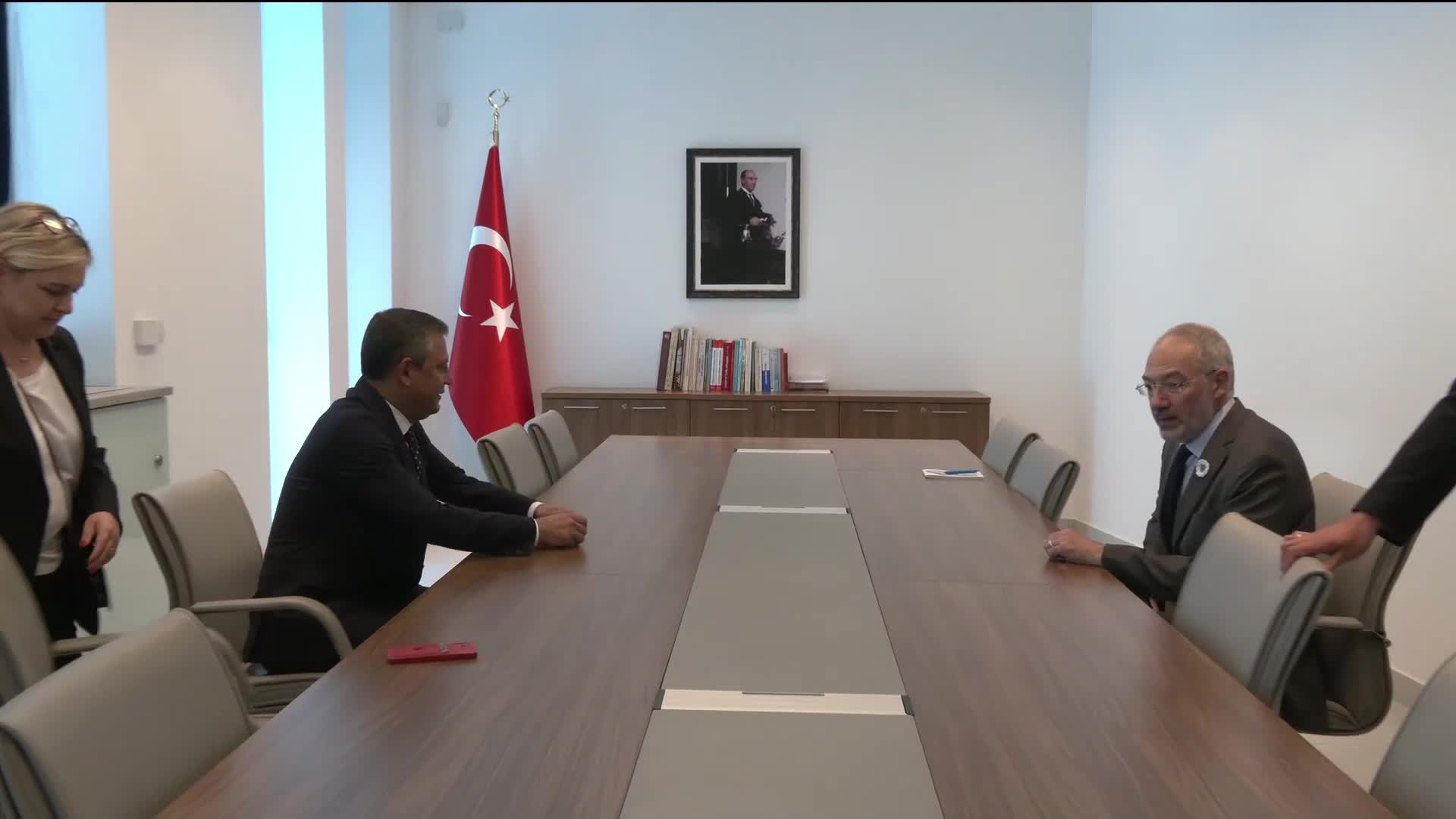 Özgür Özel Saraybosna’da... Özel, Büyükelçi Girgin ile görüştü