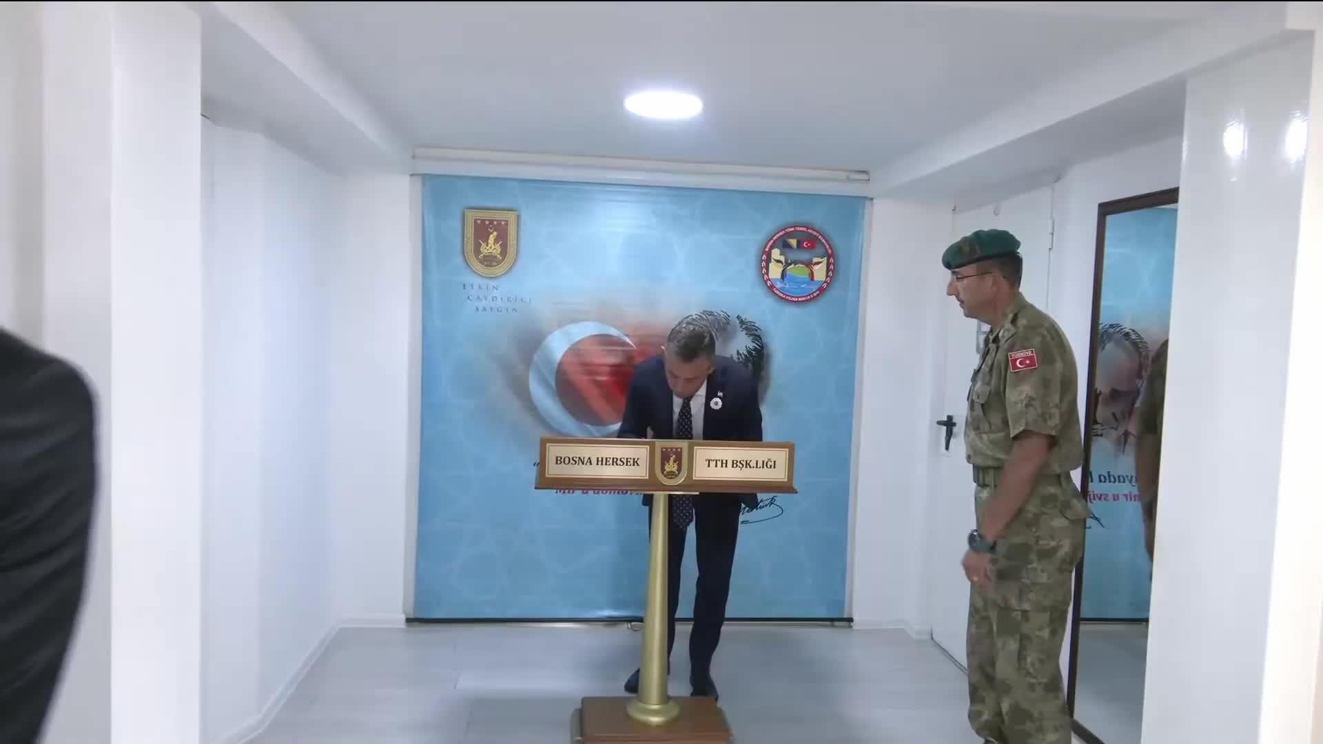 Özgür Özel, Saraybosna'da... Özel, Bosna Hersek Türk Temsil Heyet Başkanlığını ziyaret etti