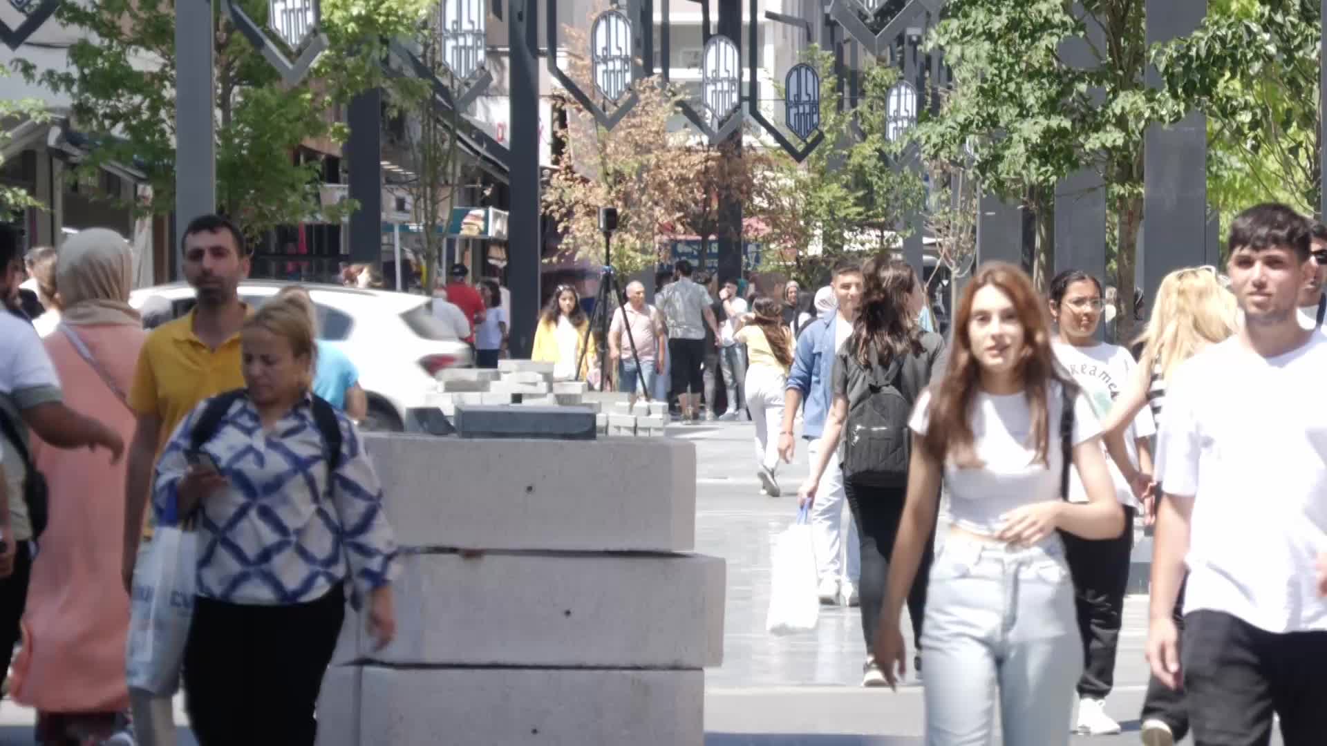 Yardıma muhtaç sayısı günbegün artarken vatandaşlar tepkili: Bana yardım vereceğine imkan versin. Niye dilenci gibi yardım almaya gideyim?