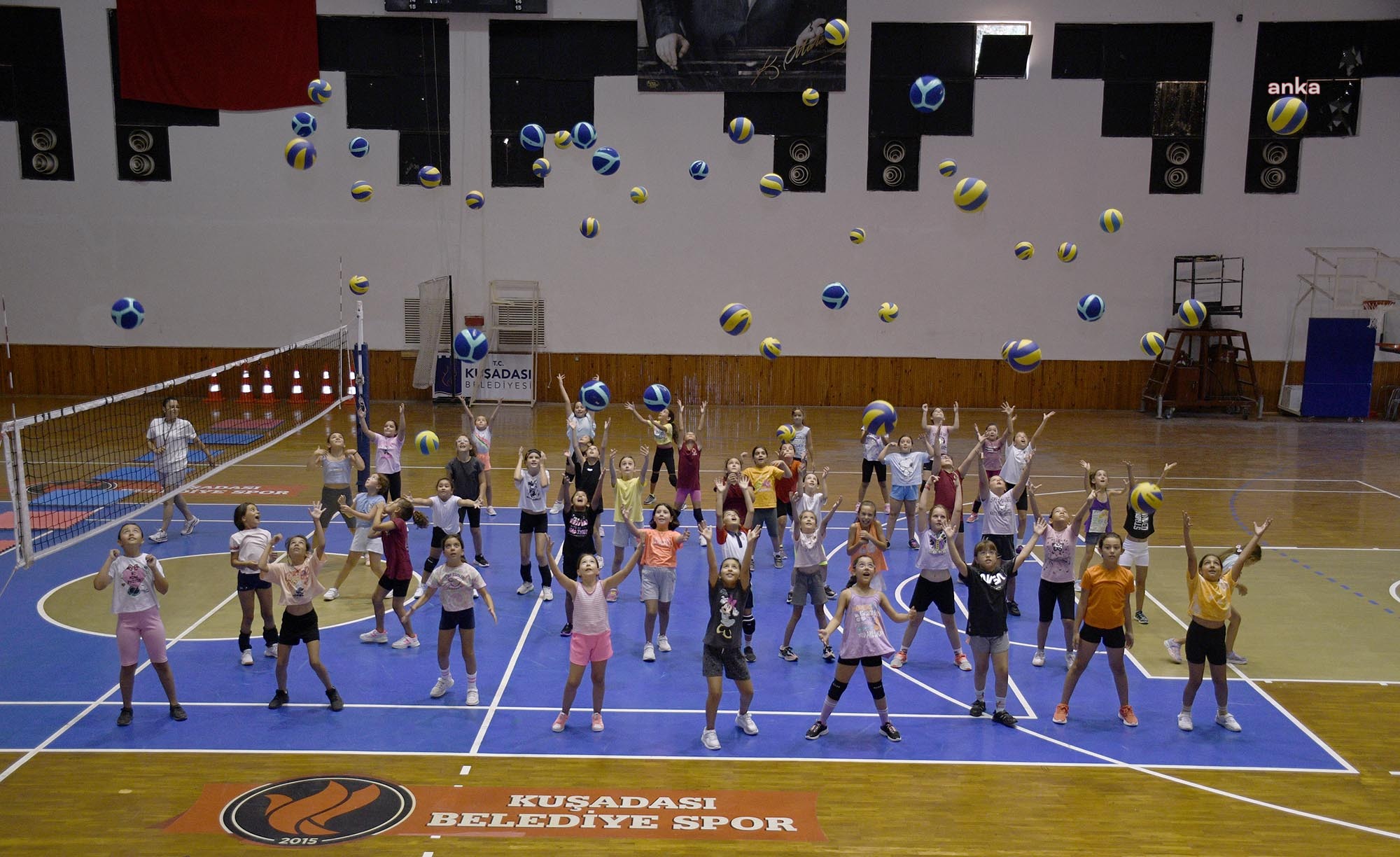 Kuşadası Belediyesi'nin yaz spor okulları devam ediyor