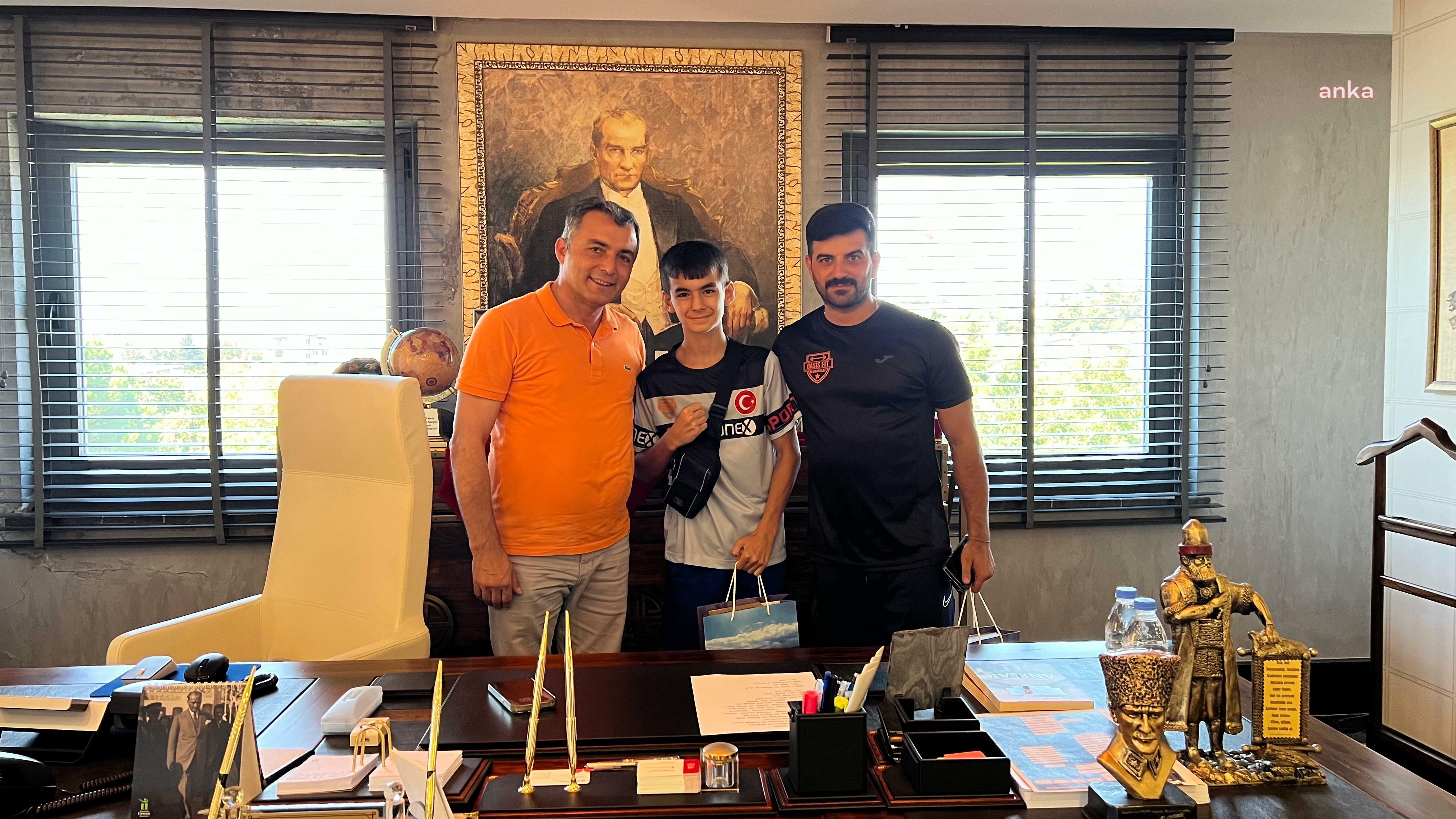 Manavgat Belediye Başkanı Kara’ya şampiyon sporcudan ziyaret