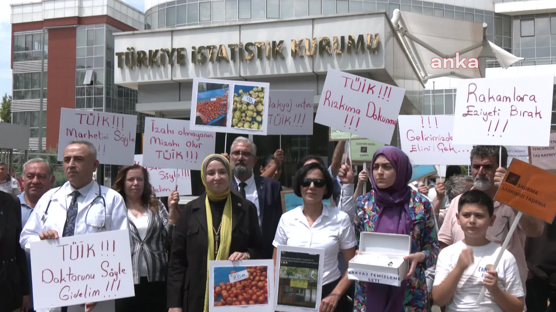 DEVA Partililerden TÜİK önünde çürük meyve-sebzeli eylem... Elif Esen: TÜİK artık Türkiye'nin gerçeklerini şeffaf bir şekilde vatandaşla paylaşsın