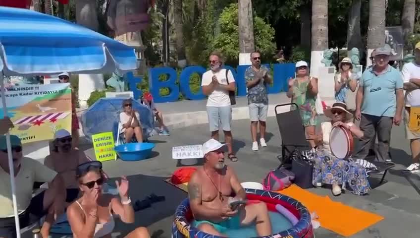 Bodrum'da yurttaşlar "kıyı işgaline son" demek için belediye meydanını plaja çevirdi