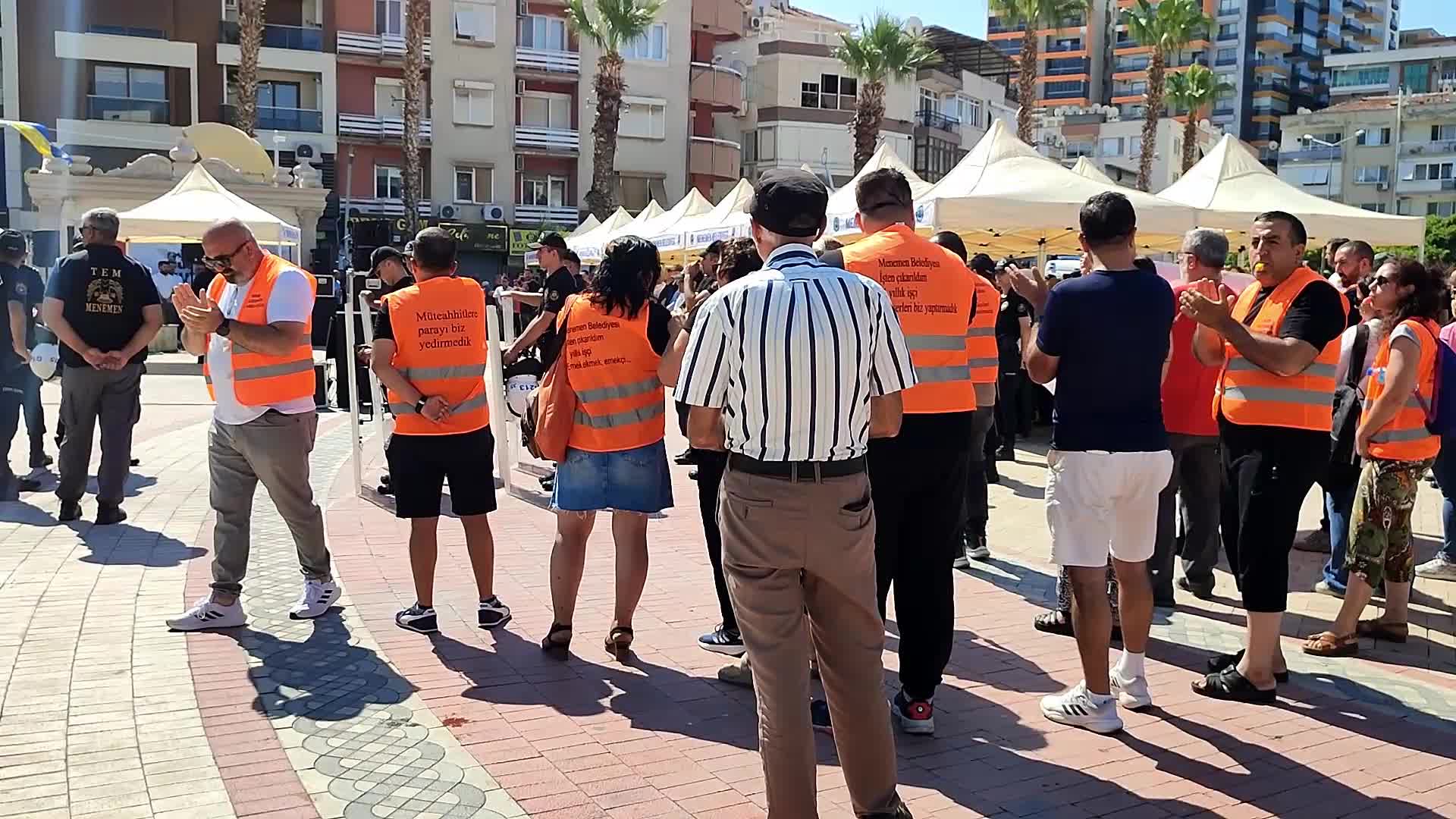 AK Partili Menemen Belediye Başkanı Pehlivan'a işçilerden ıslıklı protesto
