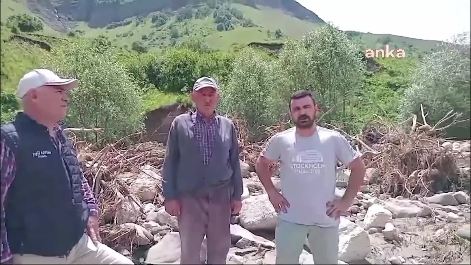 Ardanuç'un Zekeriya Köyüne yağan şiddetli yağmur sonrasında köy yolu kapandı, elektrik direkleri devrildi...