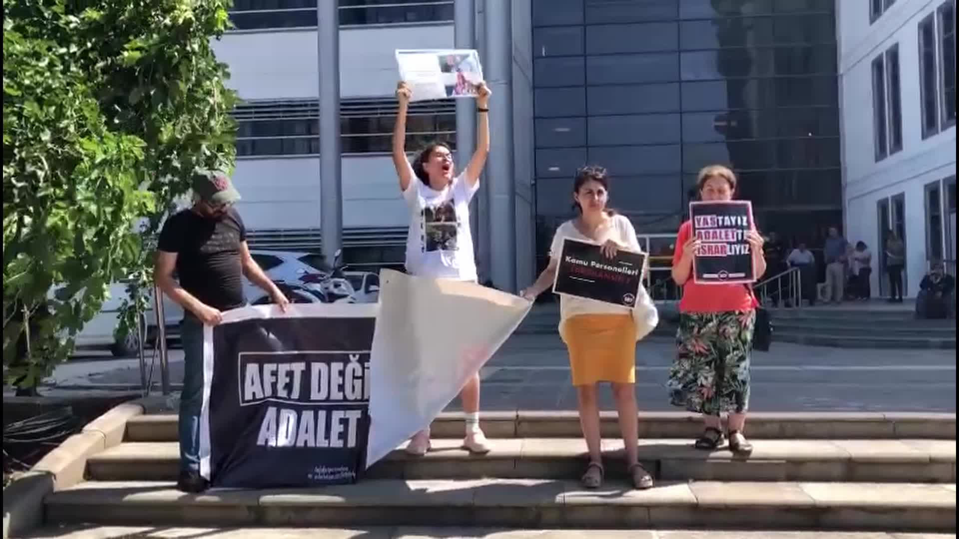 Depremzede Döne Kaya Hatay Adliyesi önünde: “Kaybedilenler sizin anneniz, eşiniz, evladınız olsaydı bu soruşturmalar böyle uzun sürer miydi?"