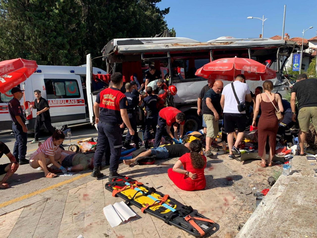 Muğla'nın Ula ilçesindeki tur otobüsü kazasında 1 kişi öldü, 32 kişi yaralandı