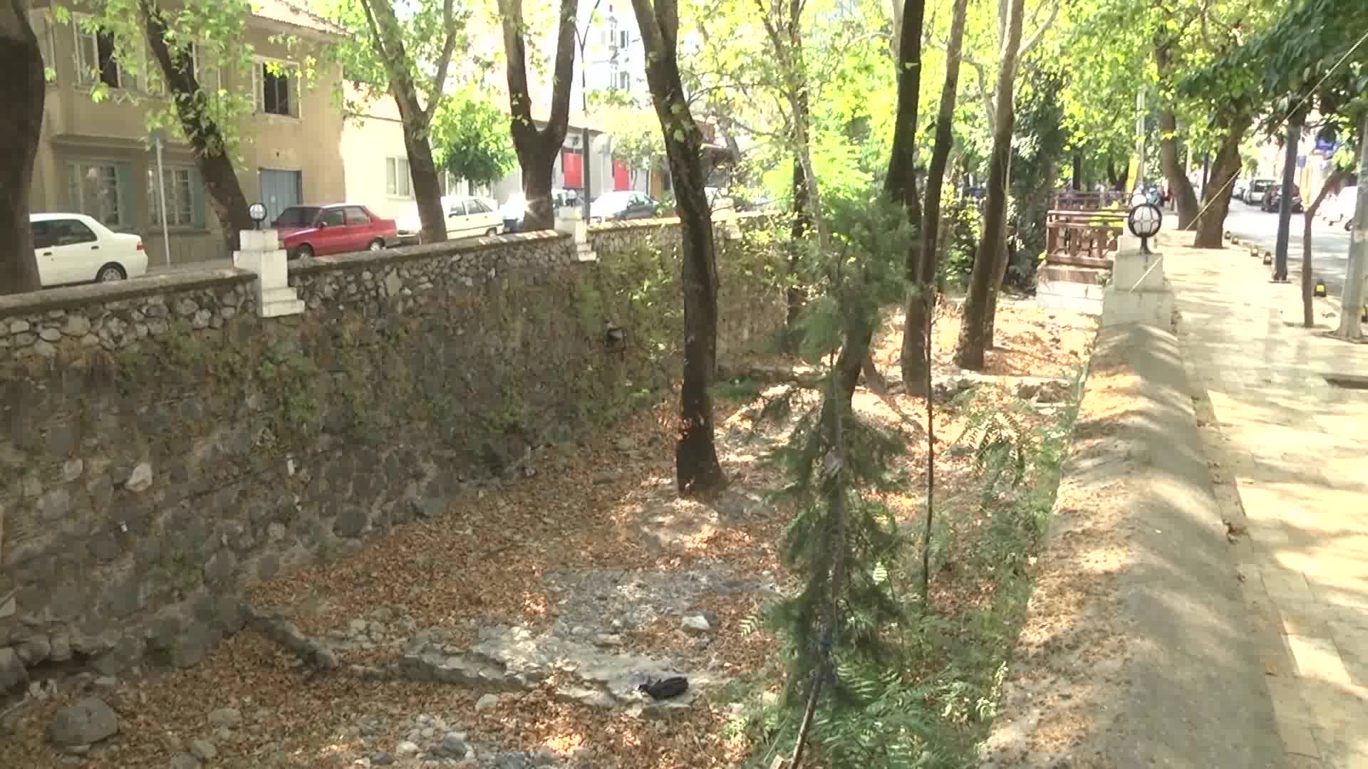 Manisa Büyükşehir Belediyesi ekiplerinden Çaybaşı Deresi’nde temizlik çalışması