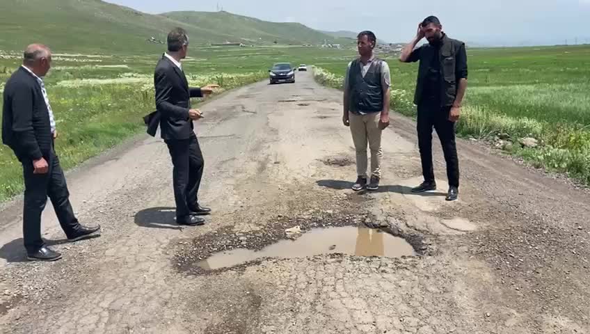 Ardahan'da köy yolu yapılmamasına tepki:  "Bu yoldan vali, kaymakam, milletvekili herkes geçmiş ama bir çözüm bulamadılar"