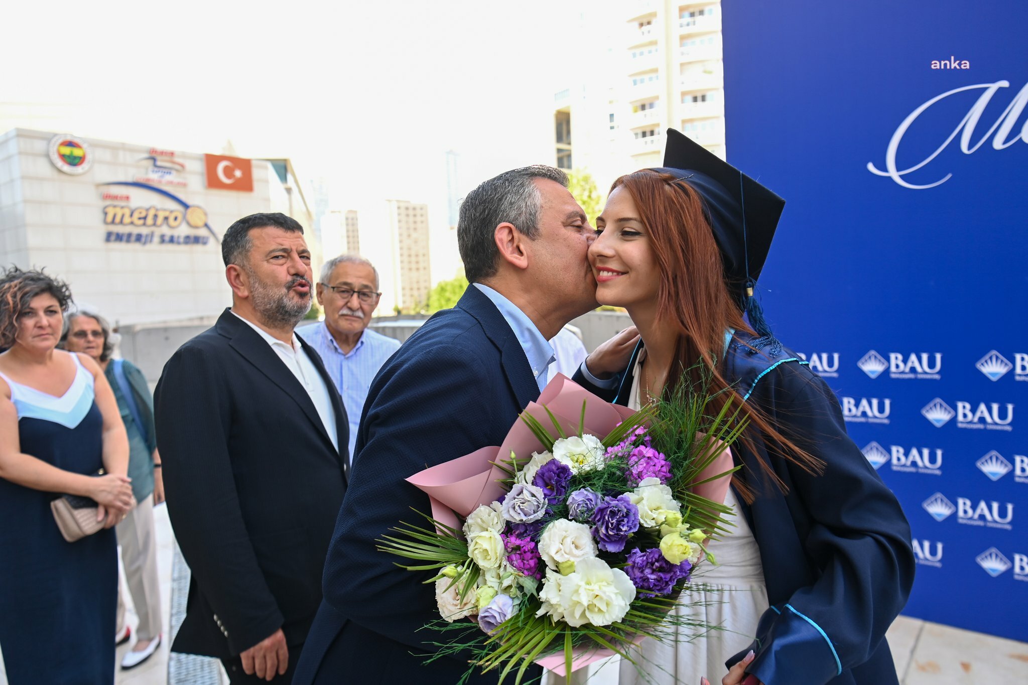 Özgür Özel, İstanbul’da kızının mezuniyet törenine katıldı