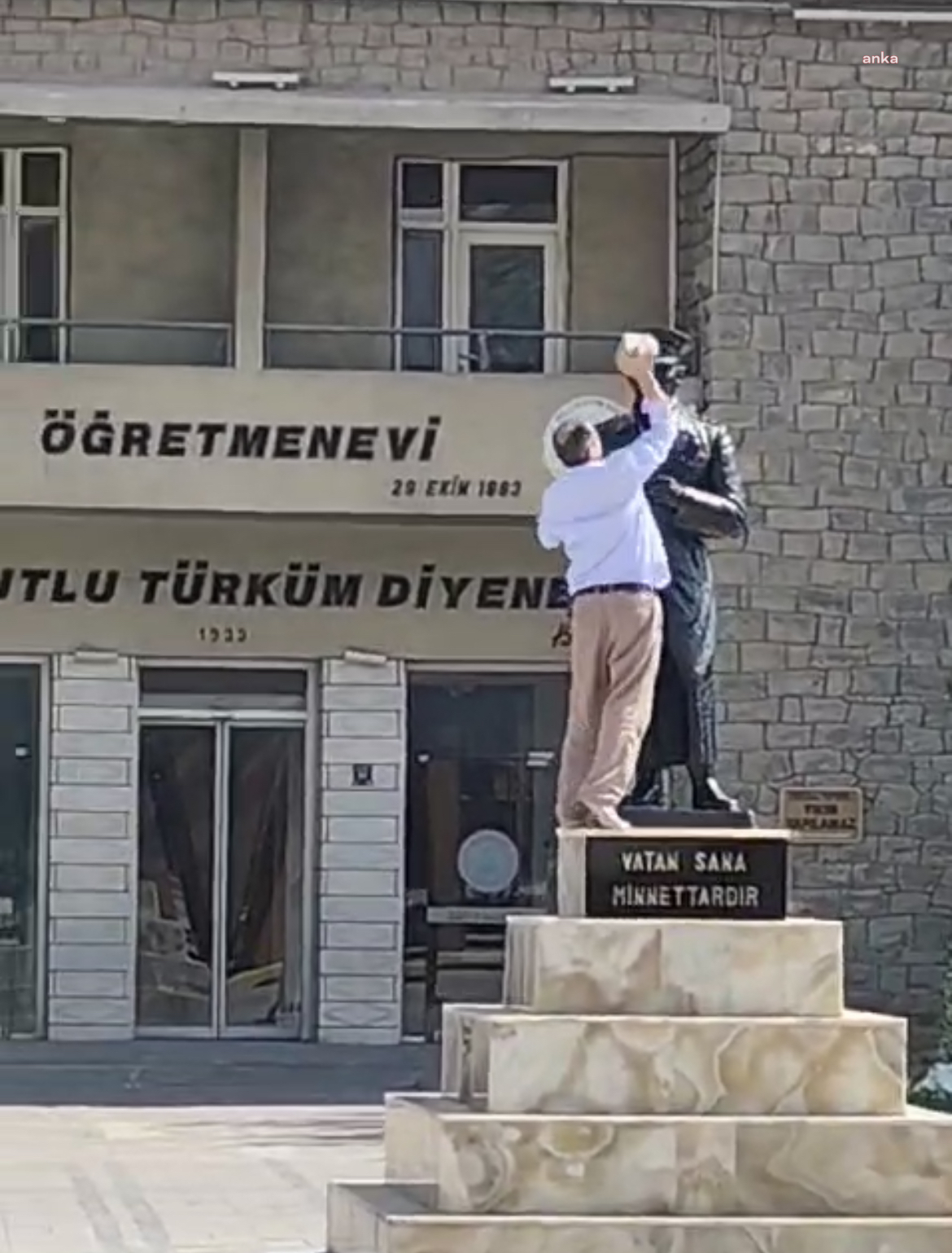 Elazığ'da Atatürk heykeline saldırı... Emniyet Müdürlüğü: "Şahsın şizofren hastası olduğu anlaşılmıştır"