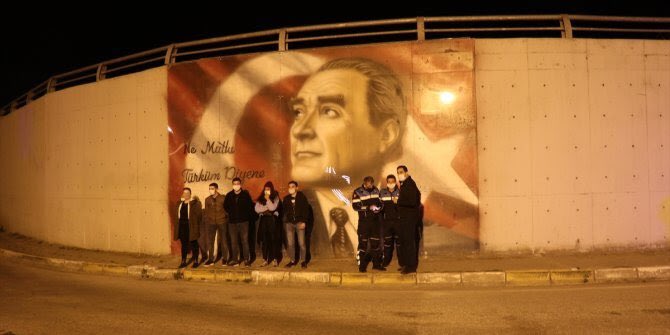 BOLU’DA ALT GEÇİTTEKİ ATATÜRK RESMİNİN SİLİNMESİNE VATANDAŞLAR ENGEL OLDU
