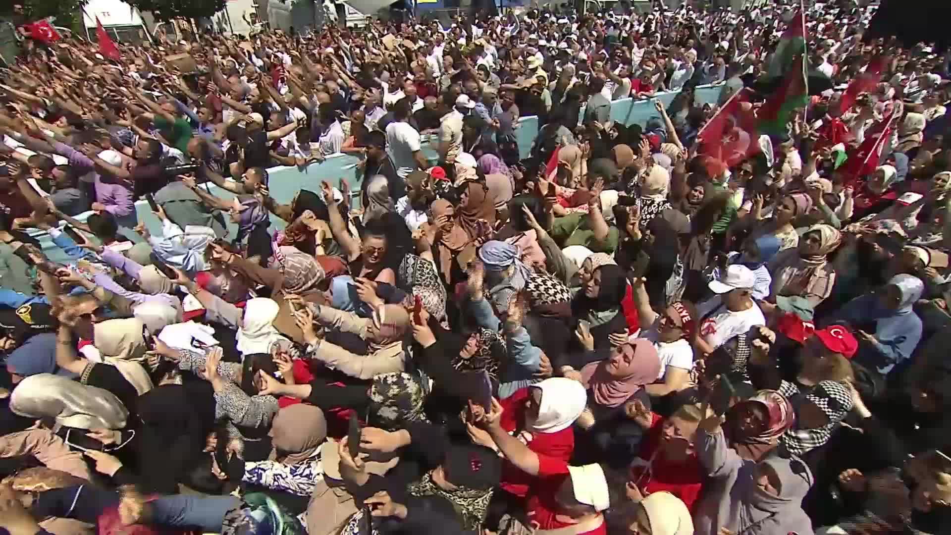 Cumhurbaşkanı Erdoğan, 15 Temmuz Şehirler Köprüsü'ndeki anma programına katıldı: "15 Temmuz'a 'tiyatro' diyenleri kıyamete kadar affetmeyeceğiz"