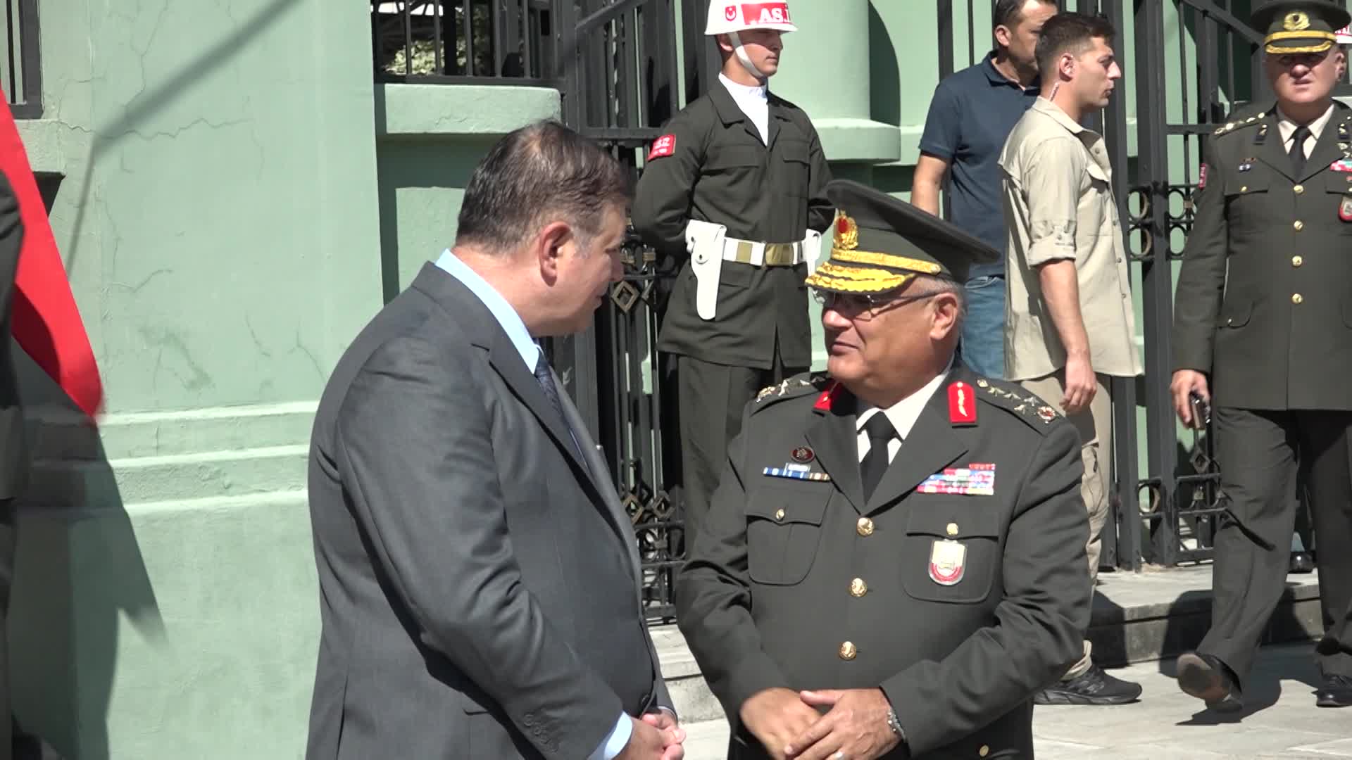 İzmir Büyükşehir Belediye Başkanı Tugay, 15 Temmuz şehitlerinin kabrine karanfil bıraktı