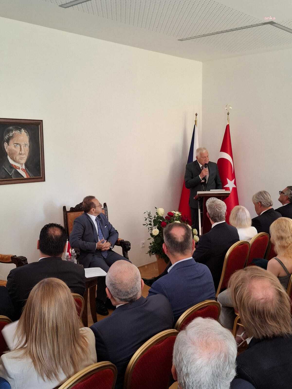 Prag'da "15 Temmuz" anma töreni... Türkiye'nin Prag Büyükelçiliğindeki törene eski Çekya Cumhurbaşkanı Vaclav Claus da katıldı