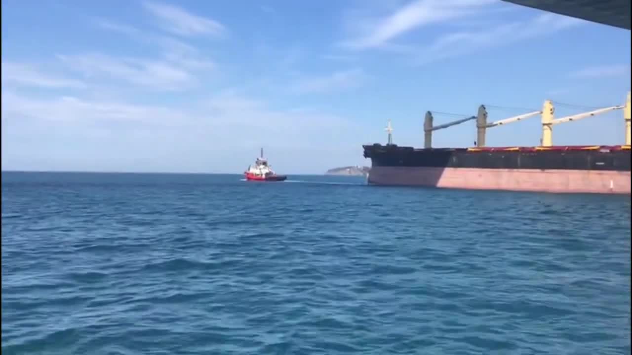 İstanbul Boğazı’nda sürüklenen gemi demirletildi