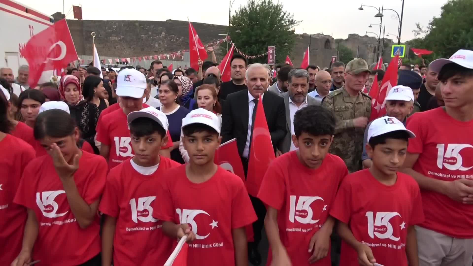Diyarbakır’ın tarihi ilçesinde 15 Temmuz anma yürüyüşü
