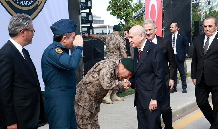 Polis Özel Harekat Başkanı Karadeniz, Devlet Bahçeli’nin elini öptü... CHP’li Bakan: “Polis, asker el öpmeye başlarsa bu ülke daha çok 15 Temmuz’lar yaşamaya gebedir”