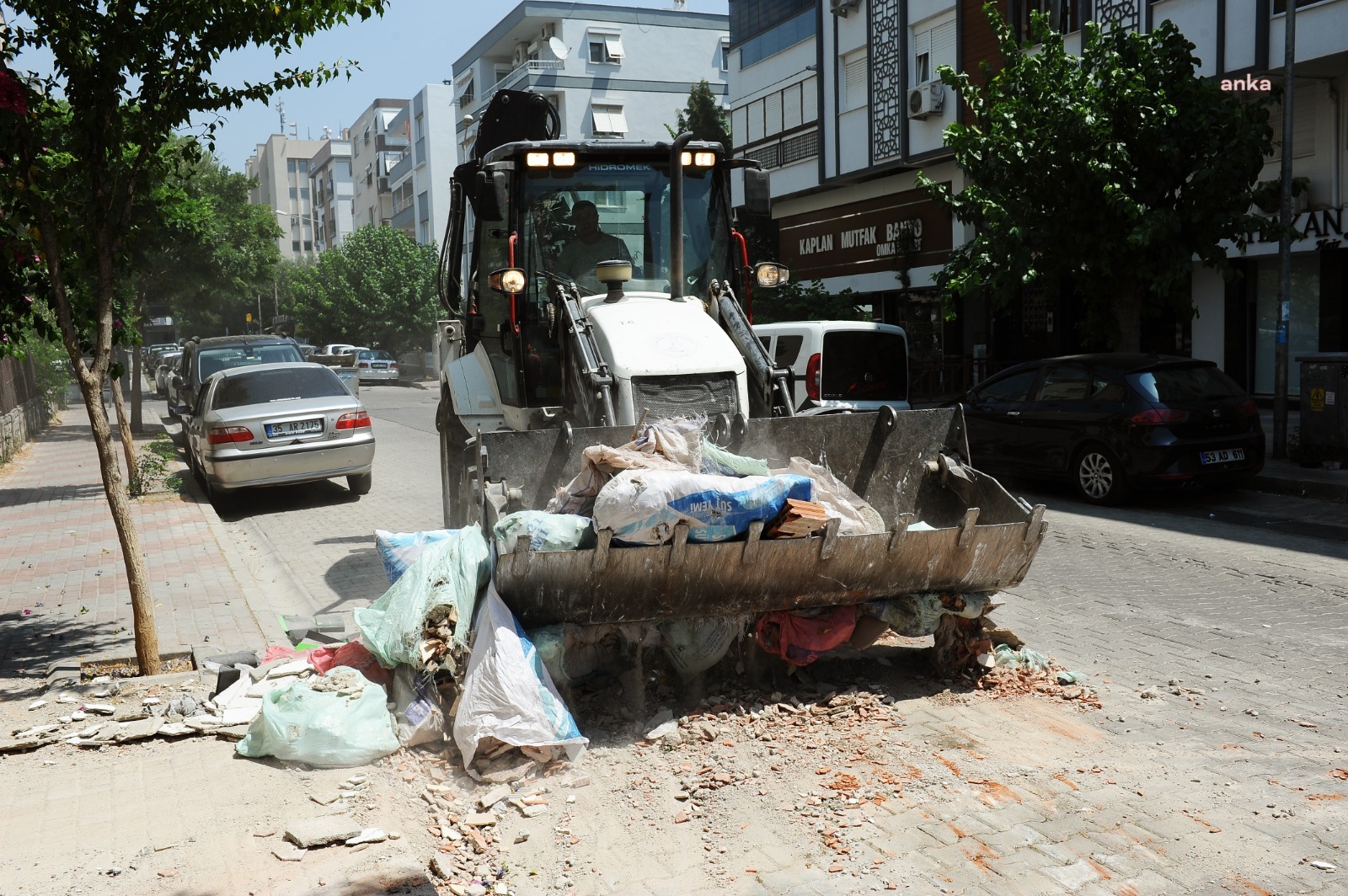 Karşıyaka’da 3 ayda 10 bin ton çöp ve moloz toplandı