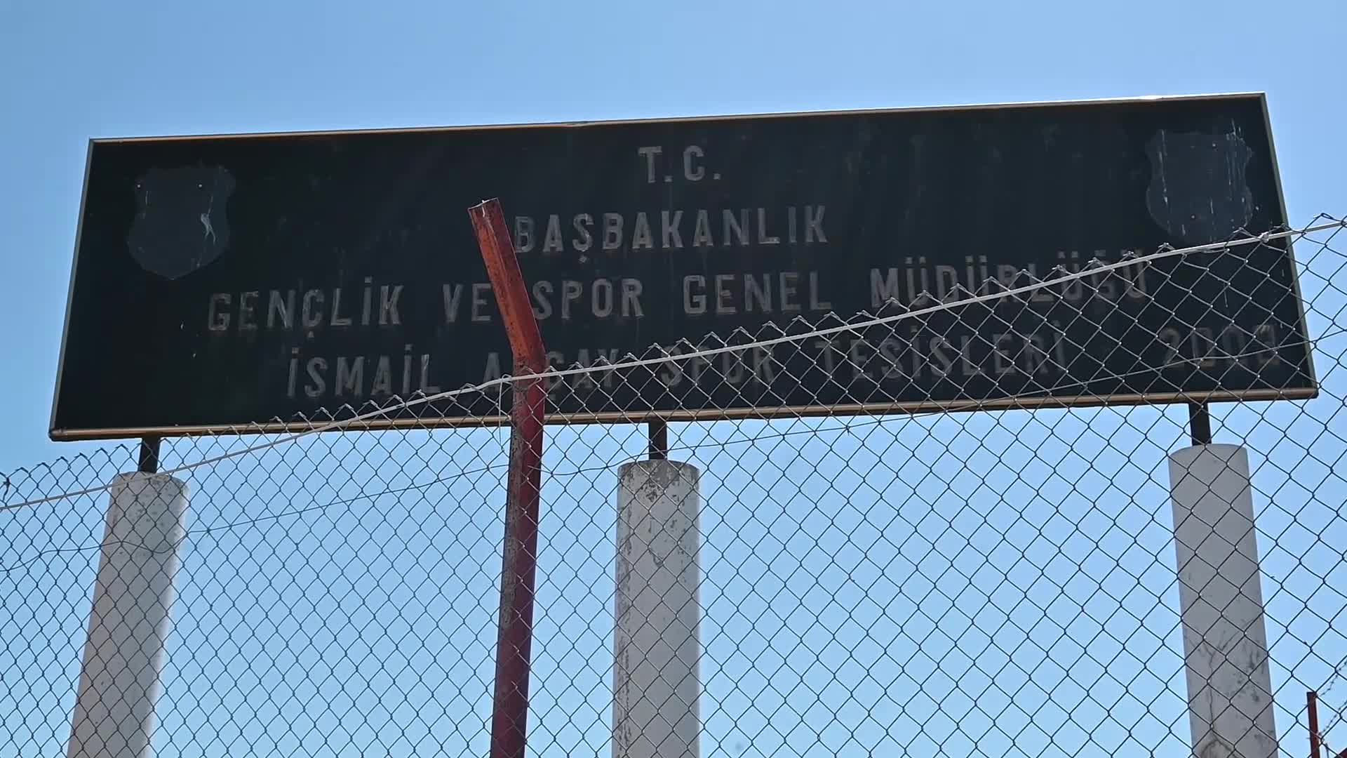 Yozgat'ta belediye olmaktan çıkarılan beldelerdeki futbol sahaları harman yeri oldu