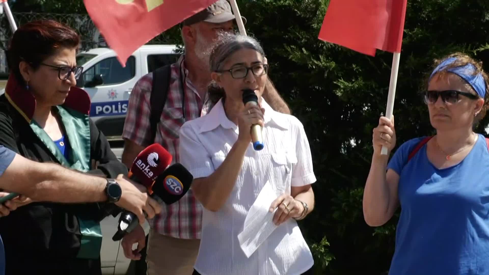 "Utanç Davası" duruşmasının ardından tartışma... "Şeriata laf eden sadece bu kadar mısınız" diye sataşan vatandaşa, "Sen burada bağırabiliyorsan laiklik sayesinde" yanıtı