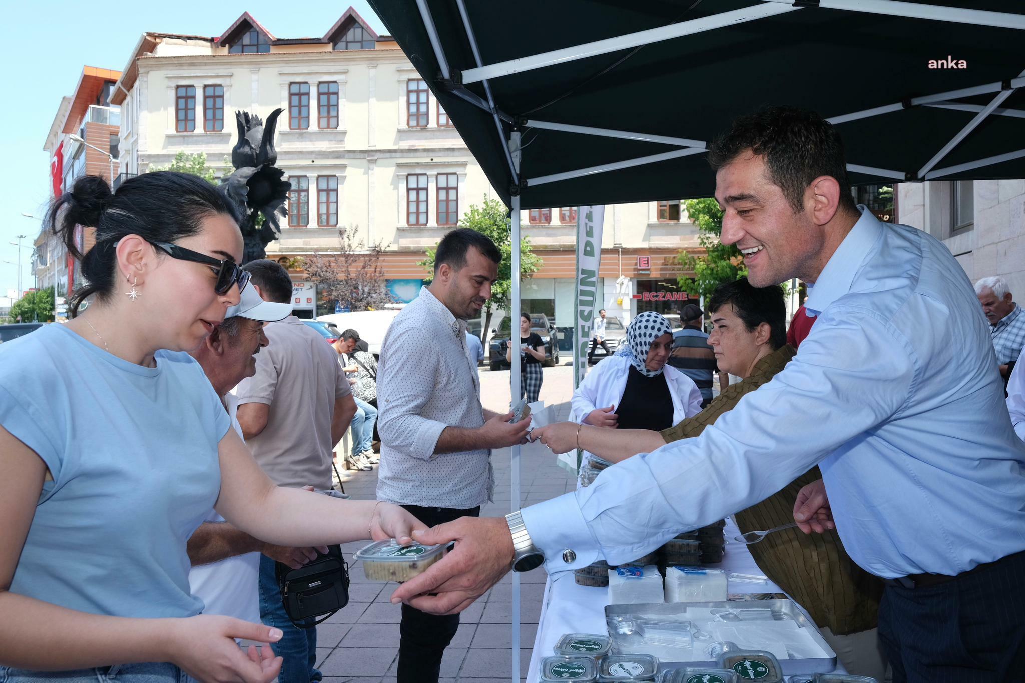 Giresun Belediyesi’nden vatandaşlara aşure ikramı