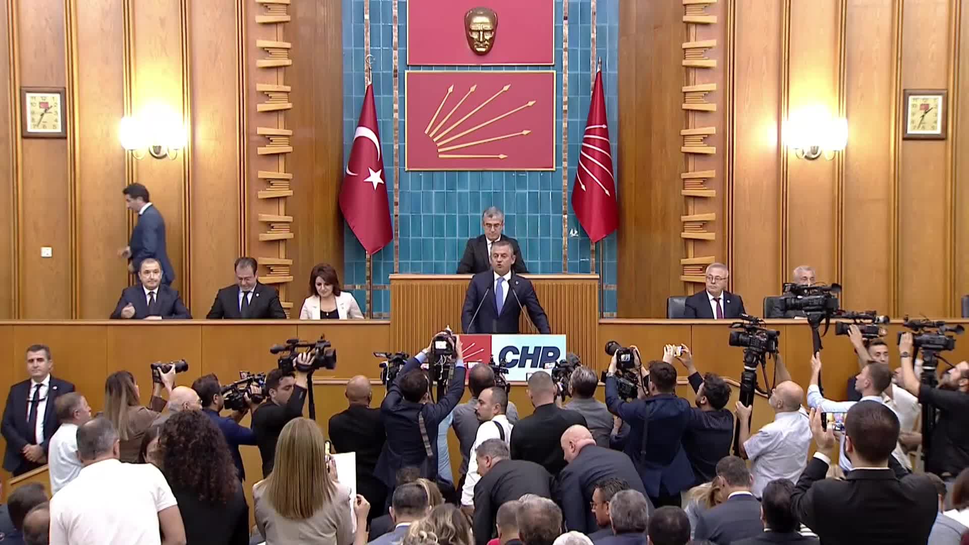 CHP TBMM grup toplantısı... Özgür Özel: "Devletten maaş alan birilerinin siyasetin küçük bir kısmının temsiline eğilmesini, el öpmesini asla kabul etmiyoruz, nokta"