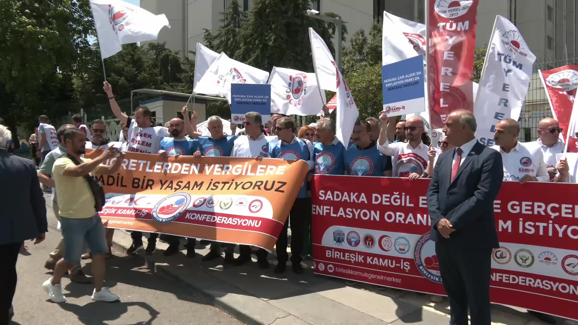 Birleşik Kamu- İş Konfederasyonu'ndan Bakanlık önünde maaş protestosu