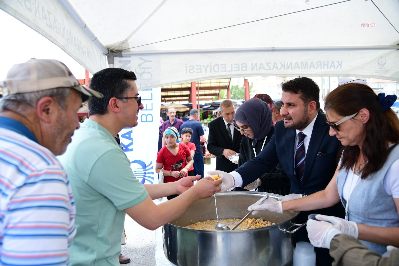 Kahramankazan Belediye Başkanı Çırpanoğlu, aşure dağıttı