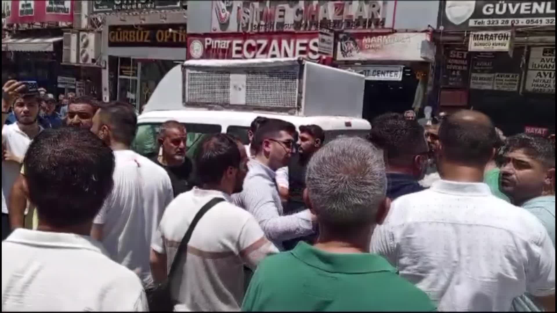 Malatya’da esnaf, konteyner verilmeden rezerv alanında yıkımlara başlanması ve elektriklerin kesilmesini protesto etti