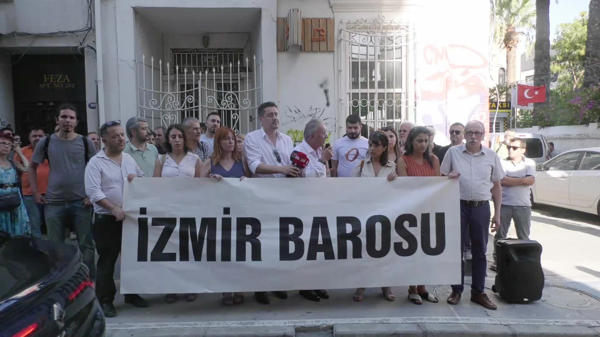 İzmir Barosu'ndan Alsancak'ta iki kişinin elektrik akımına kapılarak yaşamını kaybettiği olayla ilgili suç duyurusu