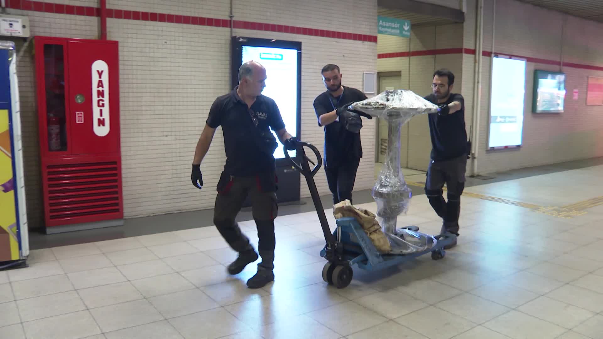 İzmir Büyükşehir Belediyesi’nden Üçyol Metro İstasyonu’nun yürüyen merdivenlerinde bakım çalışması