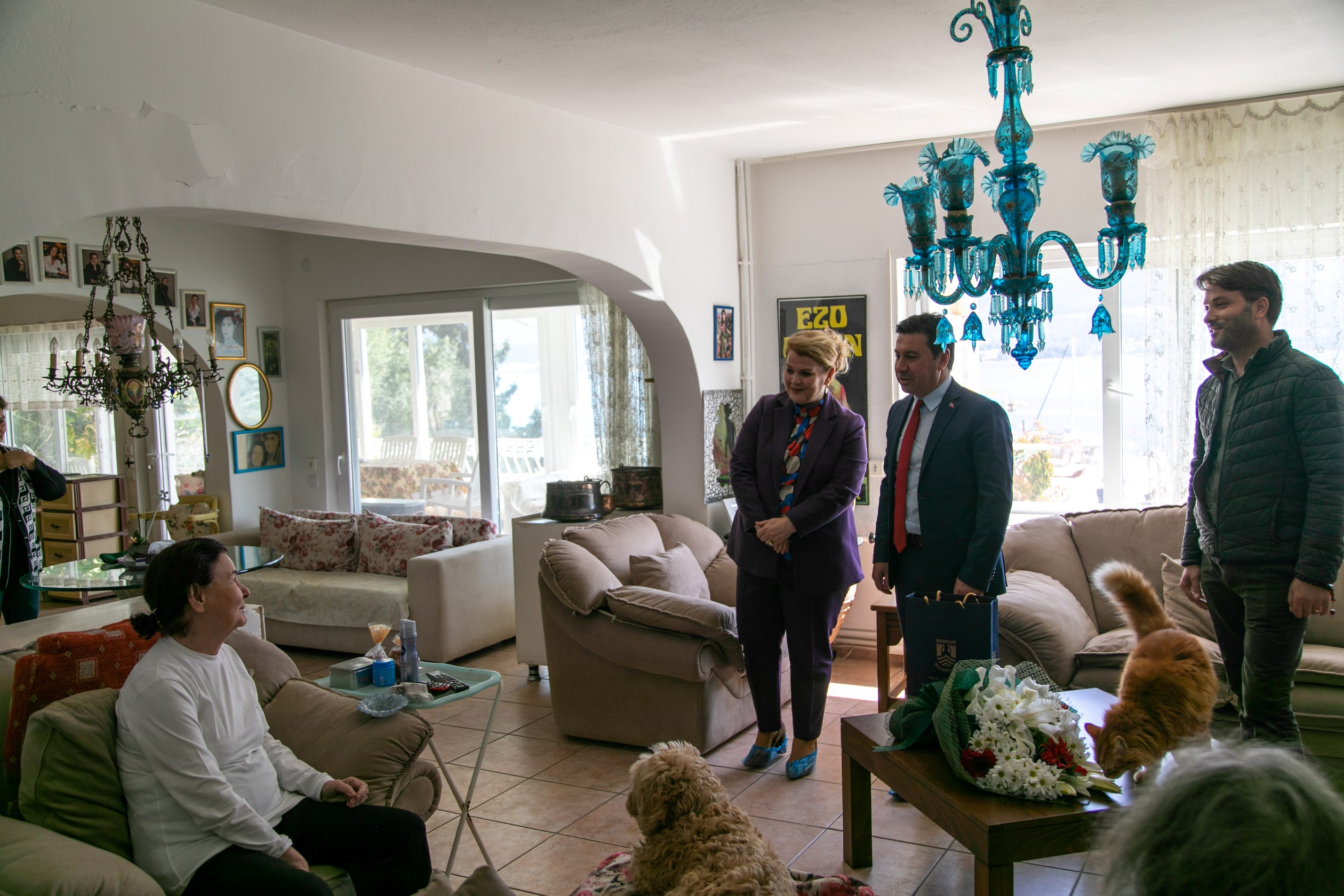 BODRUM BELEDİYE BAŞKANI ARAS, "EVDE KAL" ÇAĞRISINA UYAN FATMA GİRİK'İ ZİYARET ETTİ