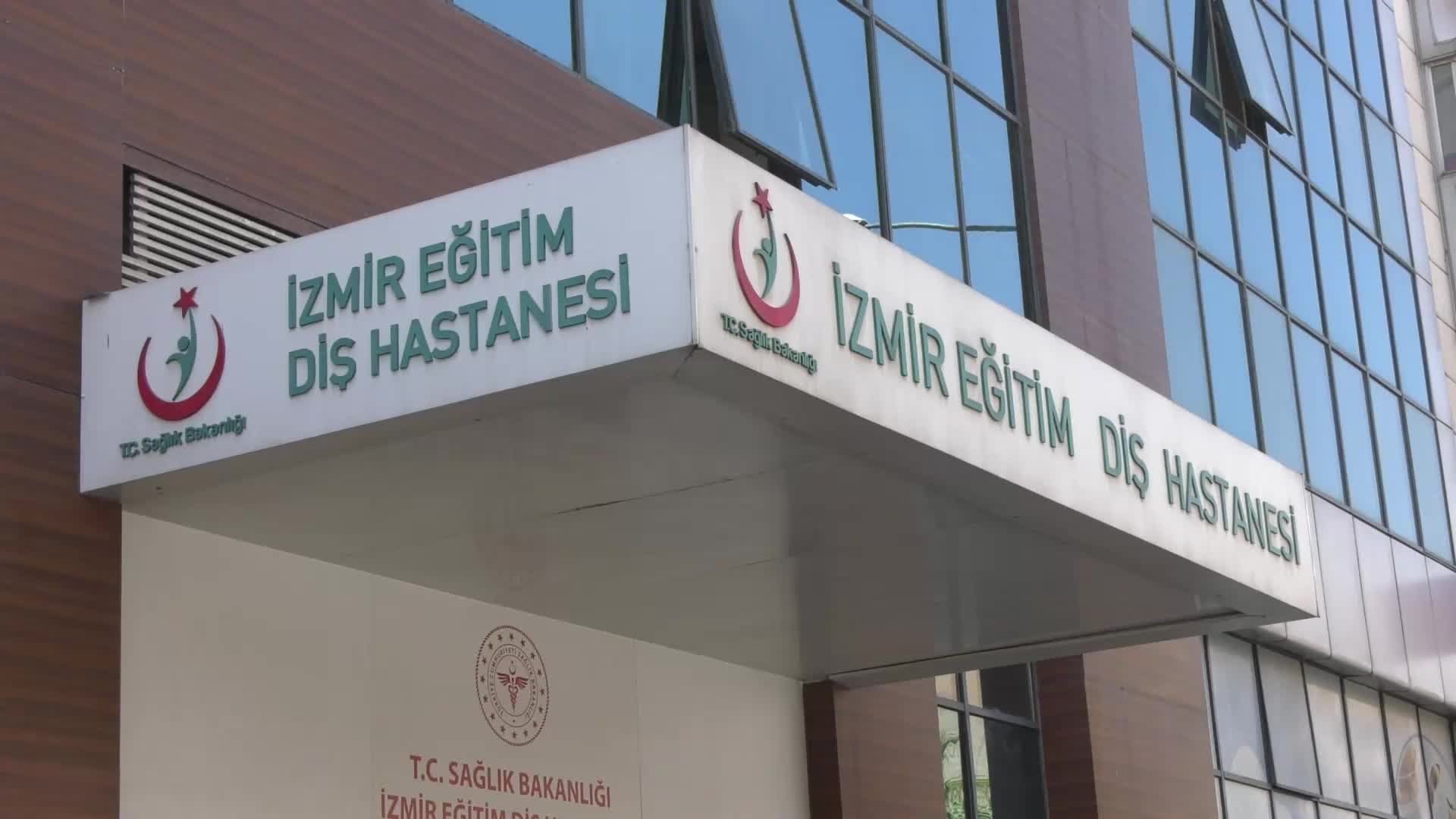 İzmir'de memurlardan zincirli protesto