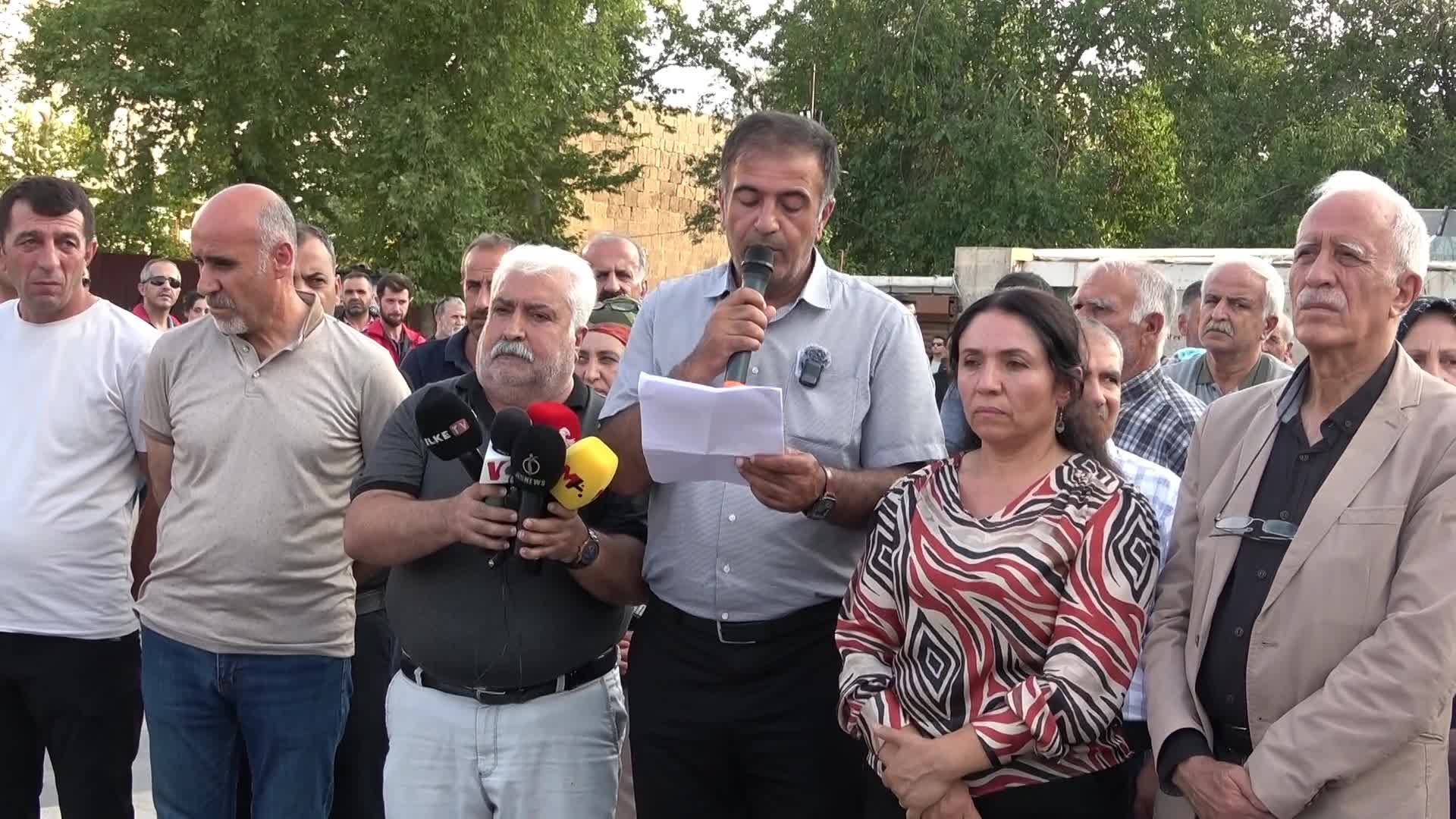 Diyarbakır’da DEM Parti'nin, TSK'nın Irak'ın Kuzeyi'ndeki  operasyonlarına karşı  basın açıklamasına polis müdahale etti.