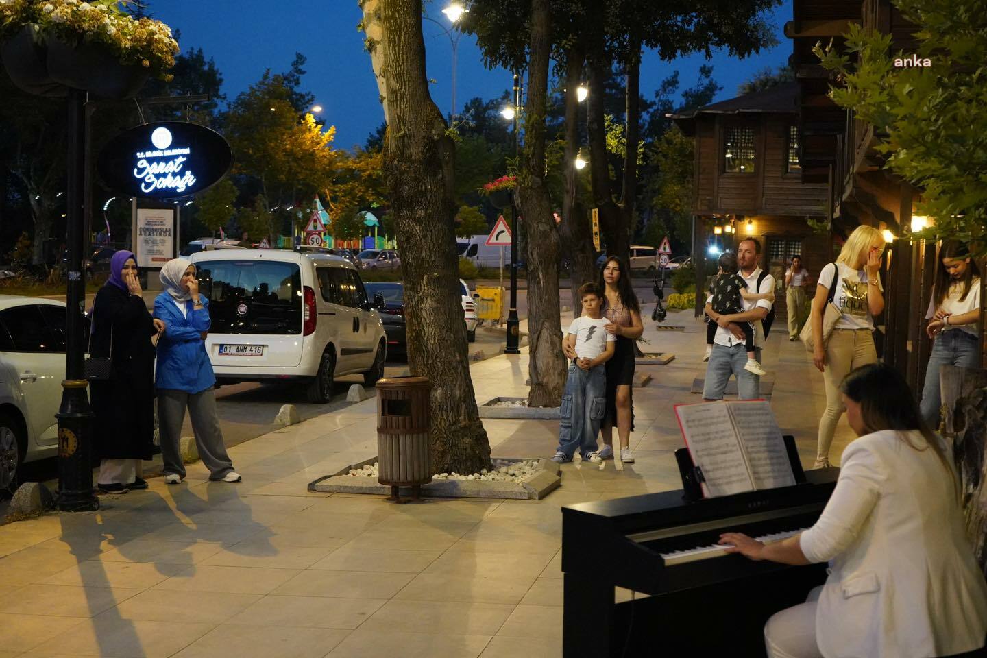 Bilecik Belediyesi'nin düzenlediği Sanat Sokağı'nda piyano dinletisi