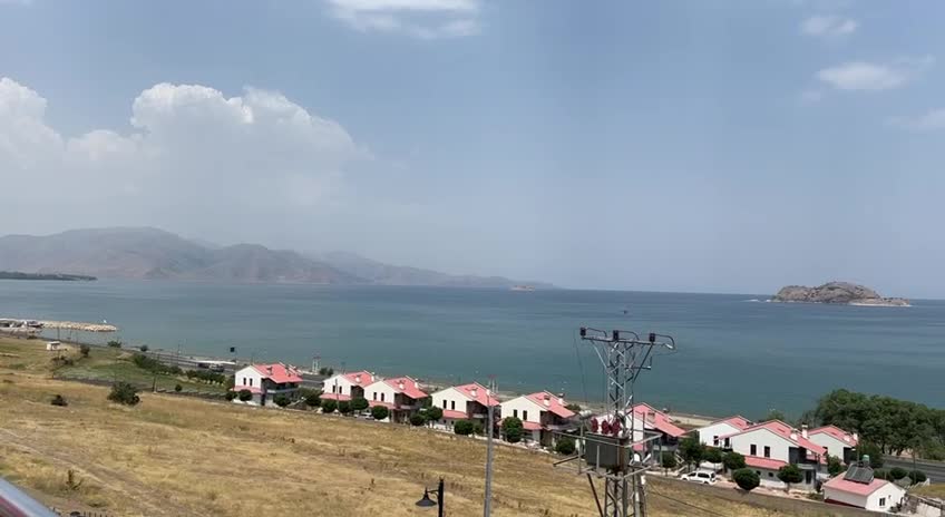 Sıcaklardan bunalan bölge halkı Van Gölü'nü tercih ediyor