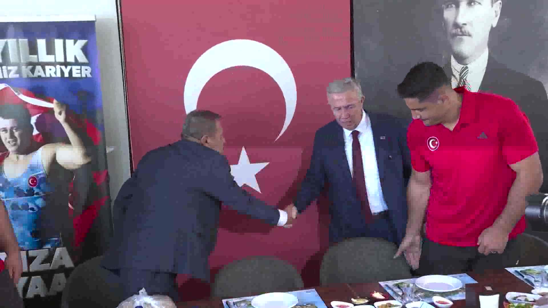 Mansur Yavaş,  2024 Paris Olimpiyatları'nda Türkiye'yi temsil edecek ASKİ sporcularıyla bir araya geldi