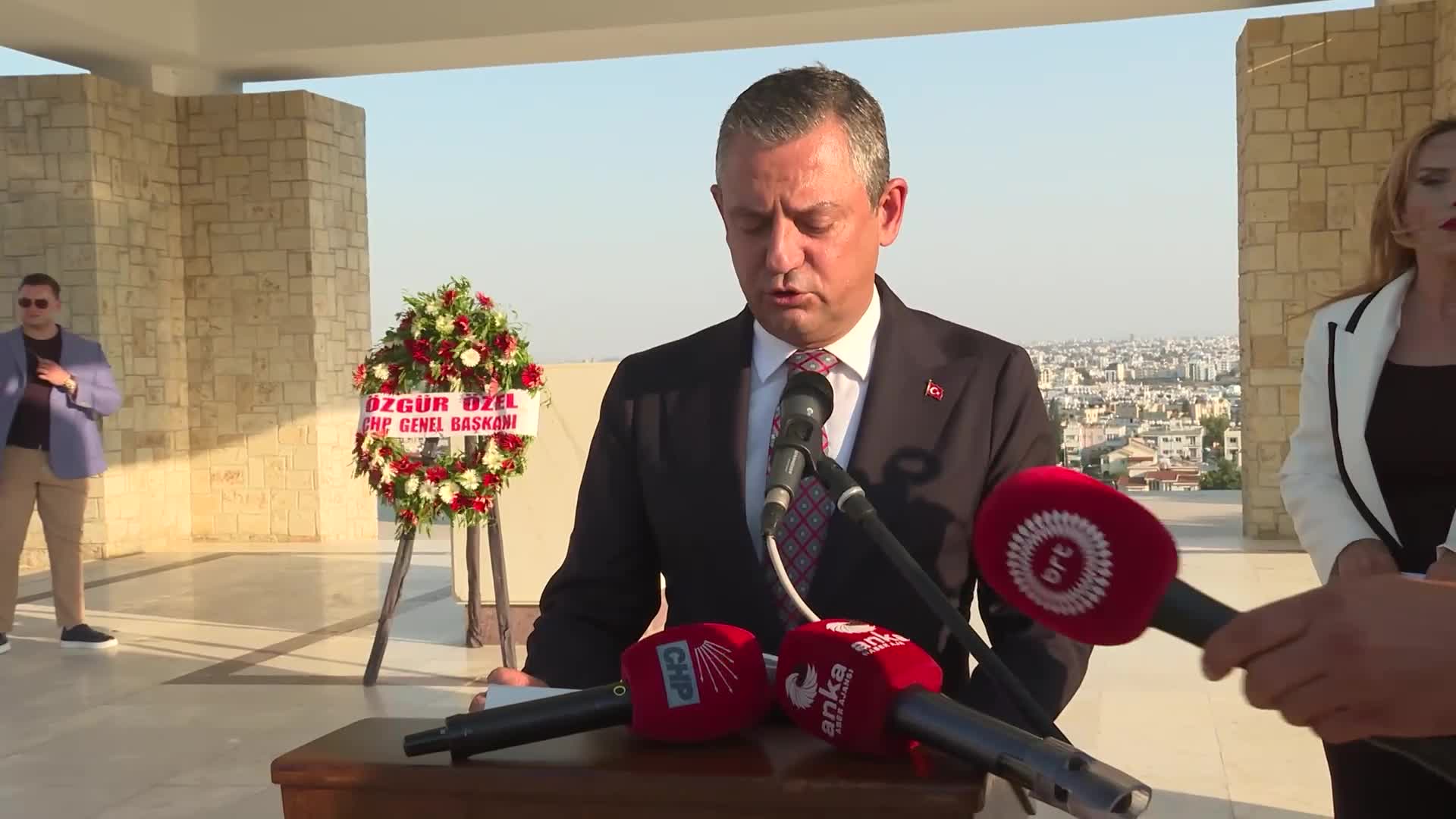 Özgür Özel, KKTC’de Fazıl Küçük’ün kabrini ziyaret etti: "Bıraktığınız mirası taşımaya devam edeceğiz"