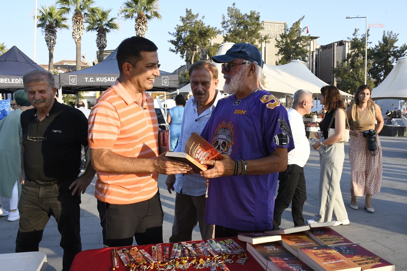 Kuşadası Belediye Başkanı Günel, Yazarlar Şenliği'ni ziyaret etti