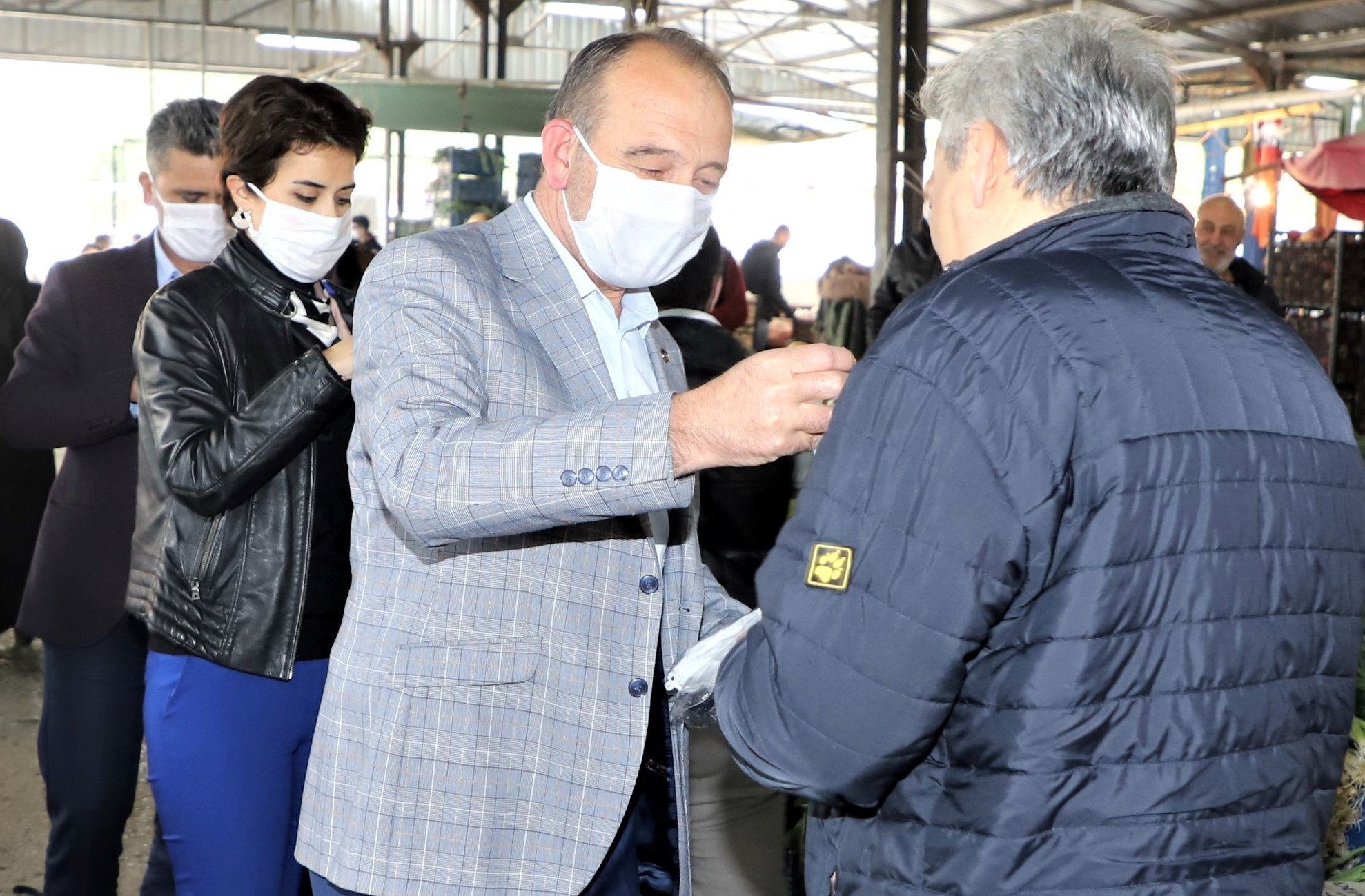 TURGUTLU BELEDİYE BAŞKANI AKIN, PAZAR ESNAFINA MASKE DAĞITTI