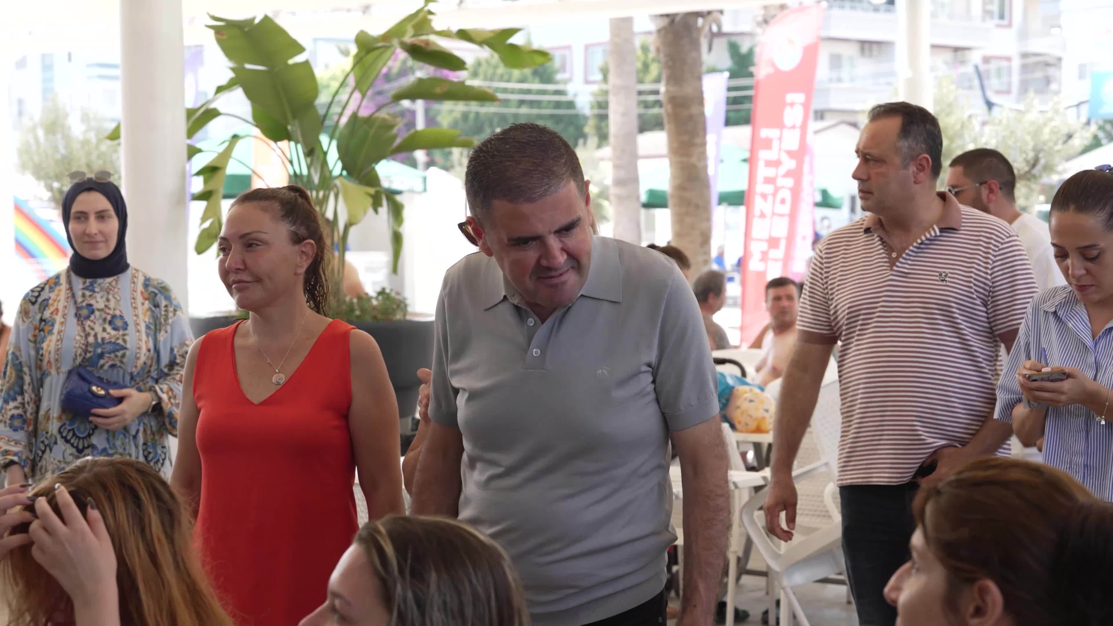 Mezitli Belediye Başkanı Tuncer, depremde ailesini kaybeden öğrencilerle moral etkinliğinde buluştu