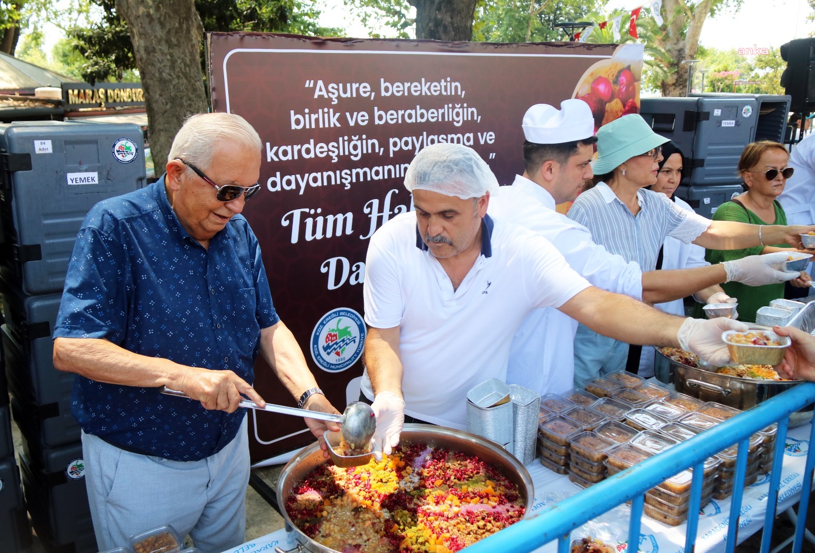Karadeniz Ereğli Belediyesi, 3 bin kişiye aşure dağıttı