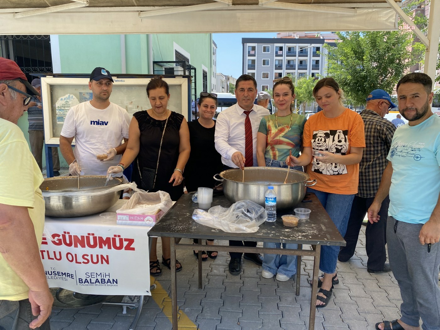 Yunusemre Belediyesi, ilçenin 5 noktasında aşure dağıttı