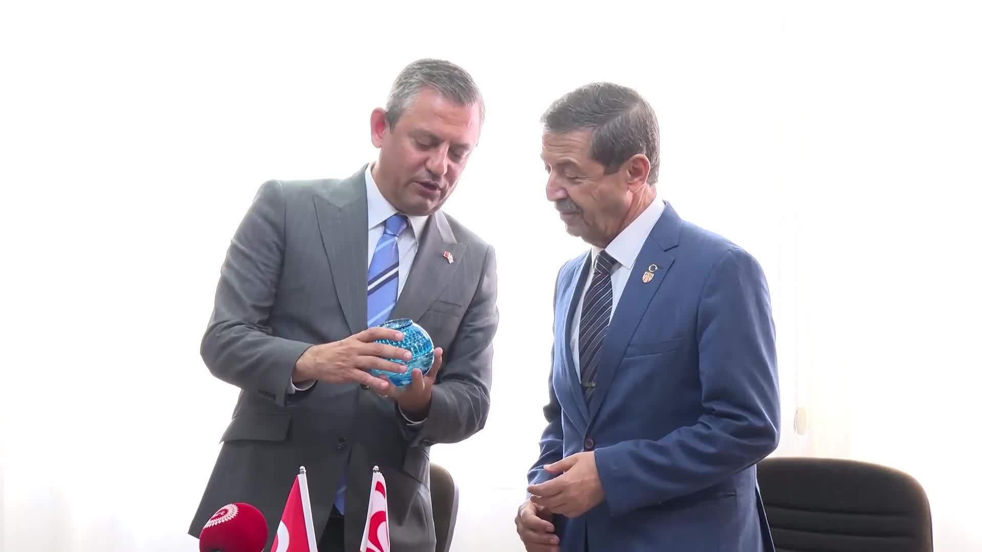 Özgür Özel, KKTC Dışişleri Bakanı Tahsin Ertuğruloğlu'nu ziyaret etti... Özel: '''Ayşe hanımın tatile çıkması' Ada'ya barış getirdi''