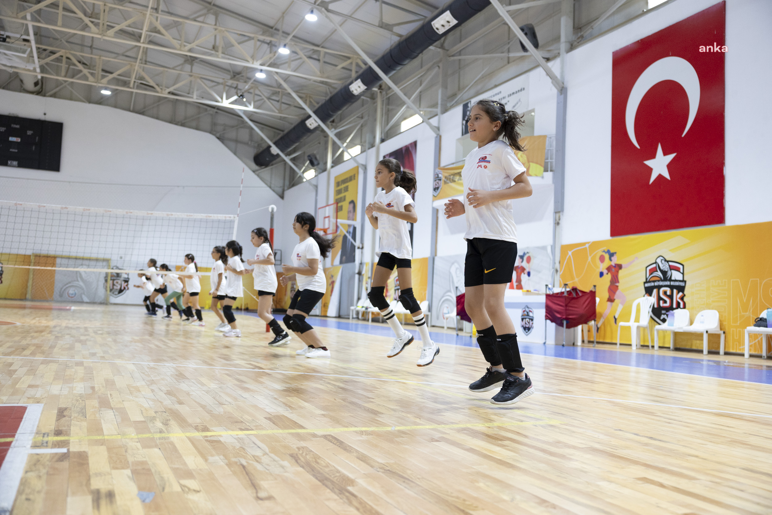 Mersin Büyükşehir'in yaz dönemi voleybol kurslarına yoğun ildi