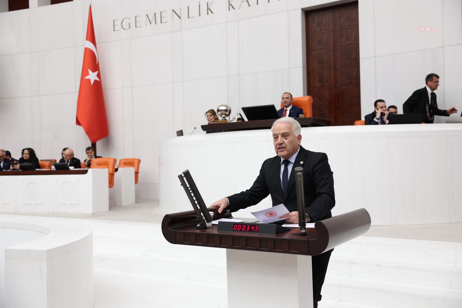 Tahsin Becan: İktidar, çoklu maaş alan bürokratların şatafatlı hayatlarına dokunmuyor ama geçinemeyen işçinin beklediği zammı enflasyon gerekçesiyle reddediyor