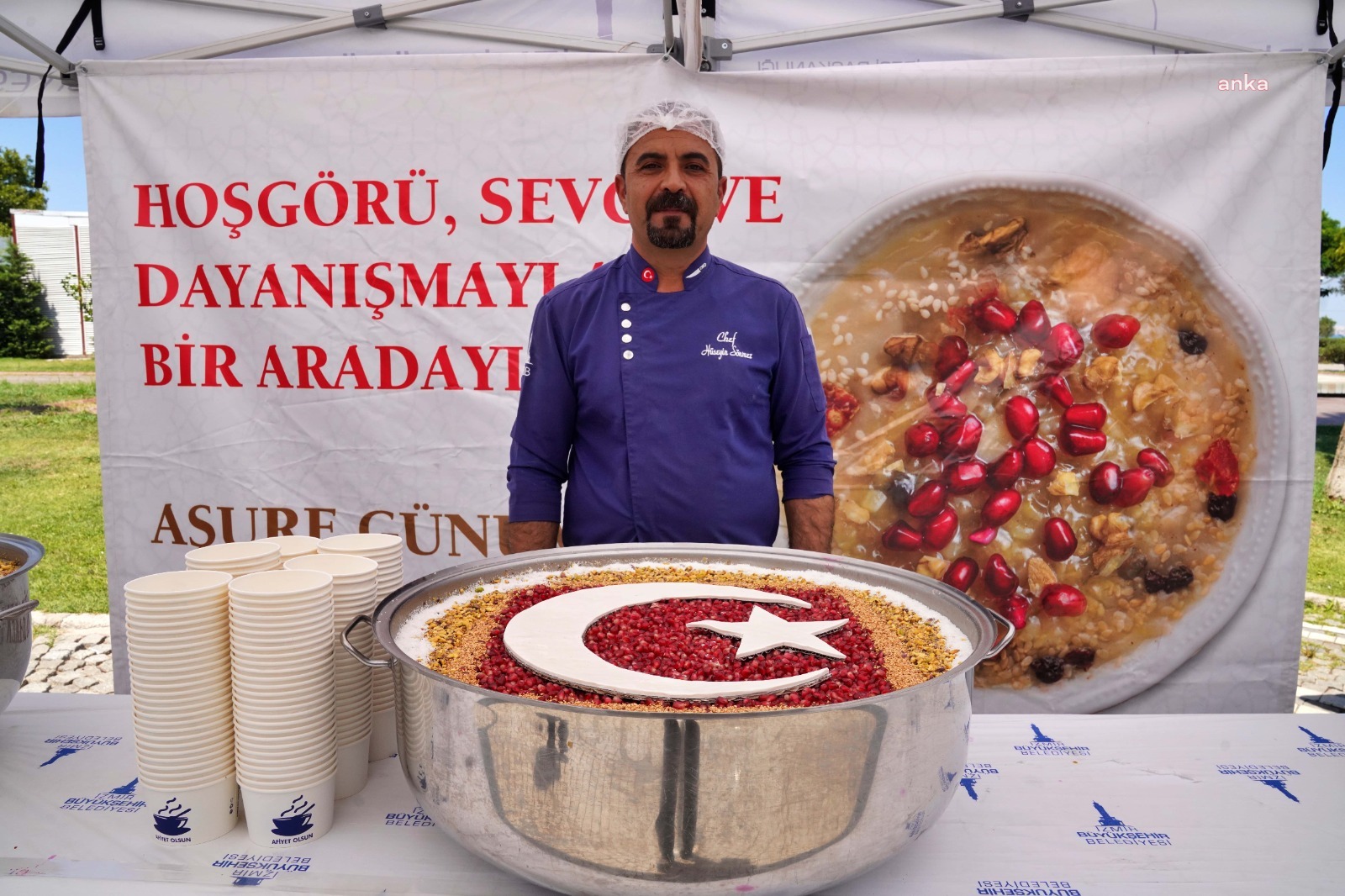 İzmir Büyükşehir Belediyesi üç noktada aşure dağıttı
