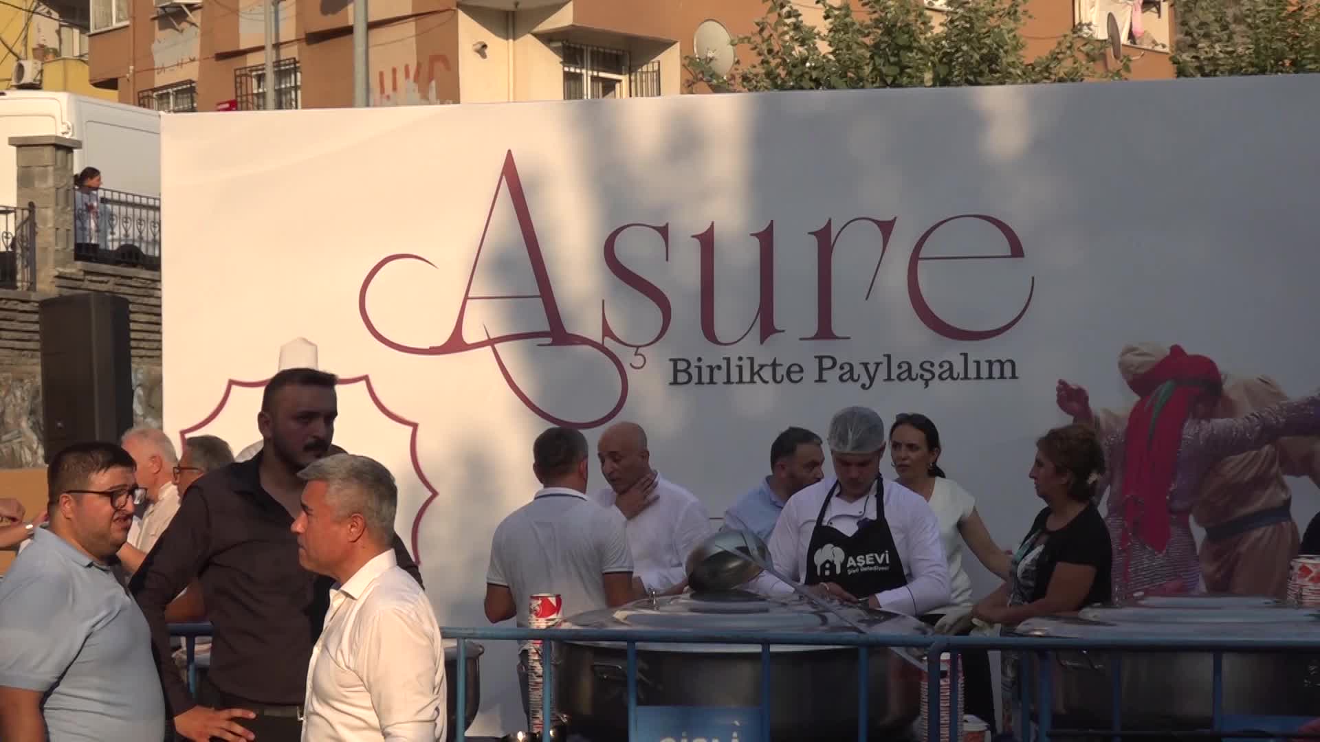 Şişli Belediye Başkanı Şahan’dan Aşure Lokması etkinliğinde “bağlama” sürprizi